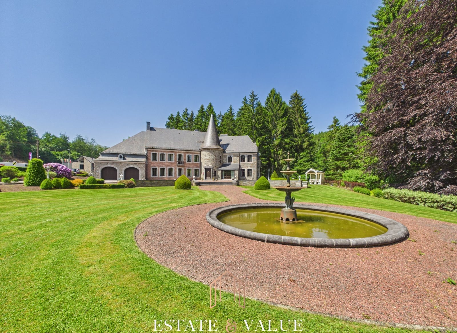 La villa et ses arbres vus depuis la fontaine