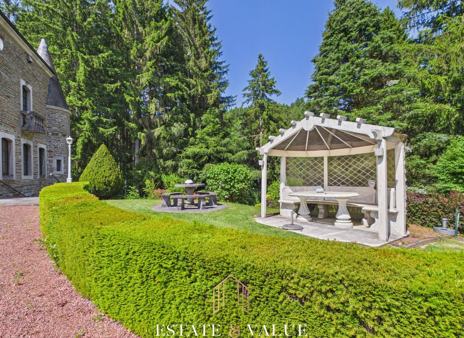 Pavillon et arbres matures du domaine