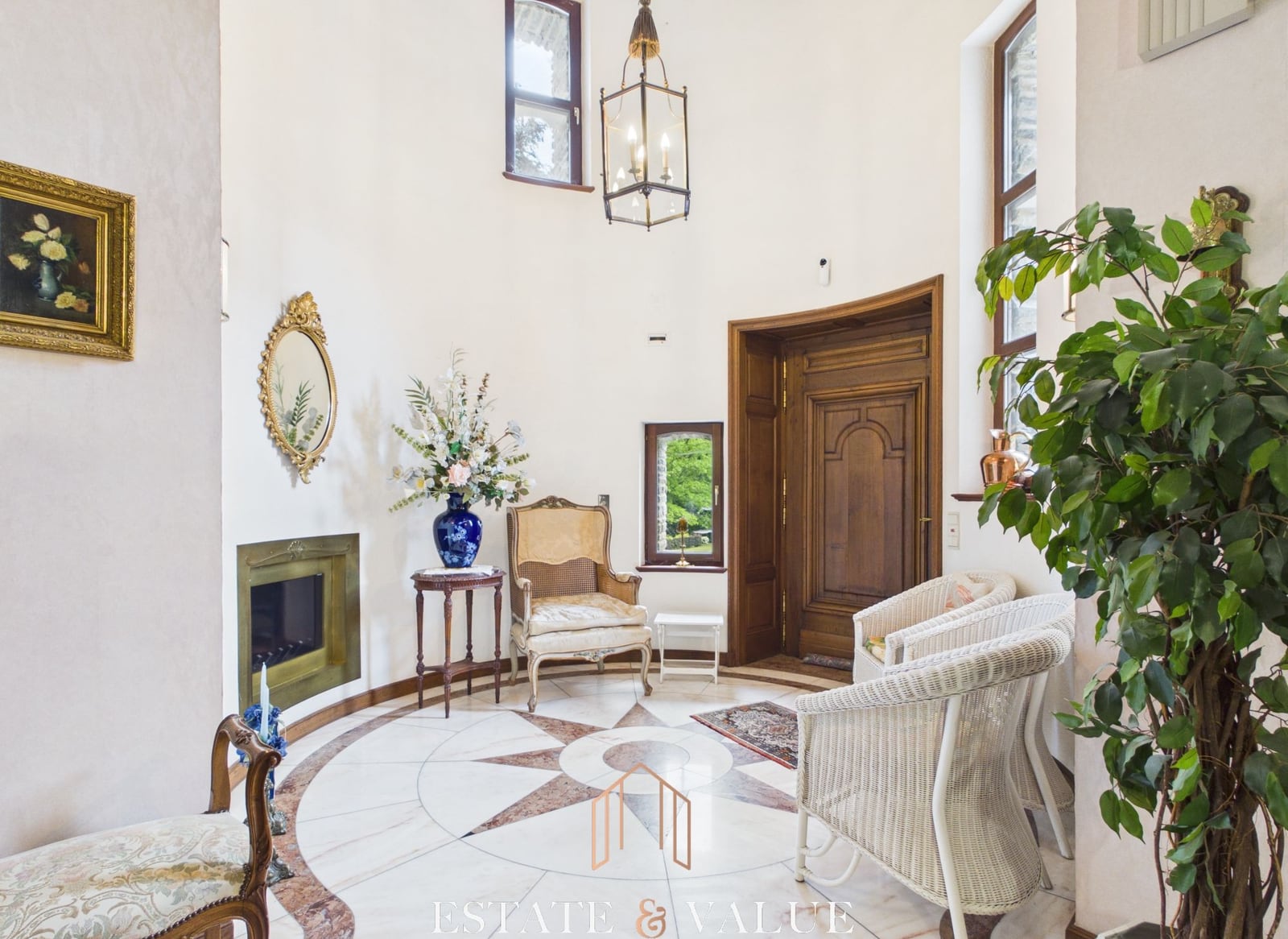 Hall en marbre et menuiseries en bois de la villa